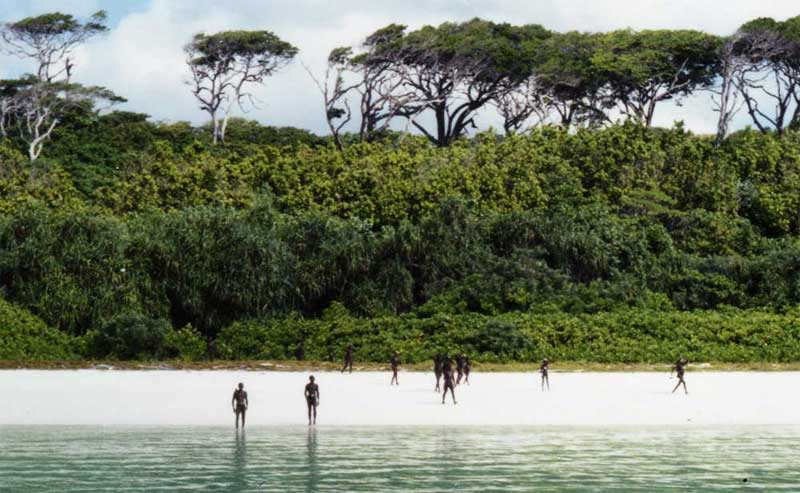 Illustration for article titled El complicado rescate del cuerpo de John Allen Chau en una isla inexplorada dónde está prohibido entrar